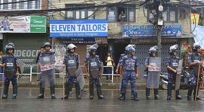 Nepal&#039;deki anayasa protestolarında 5 polis ve 2 asker öldü