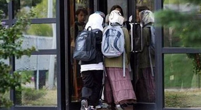 İsviçre&#039;de başörtülü öğrenci okula alınmadı