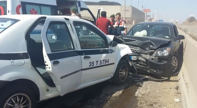 İzmir&#039;de feci kaza: 9 yaralı