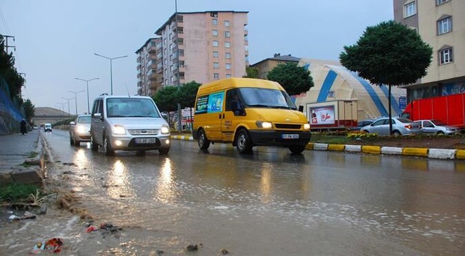 Bitlis&#039;te heyelan 4 köy yolunu ulaşıma kapattı