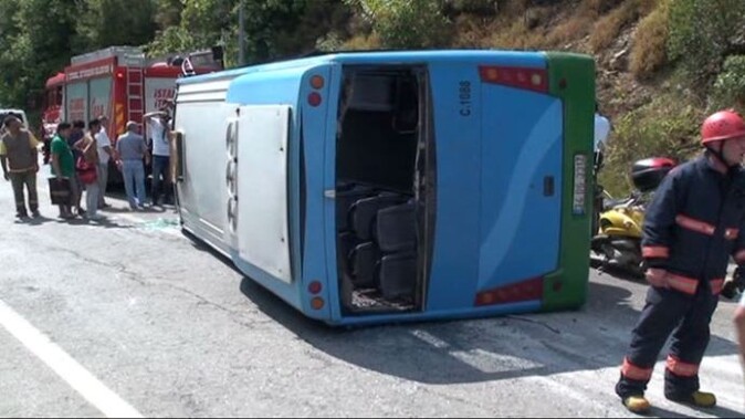 İstanbul&#039;da halk otobüsü devrildi, 3&#039;ü ağır çok sayıda yaralı var