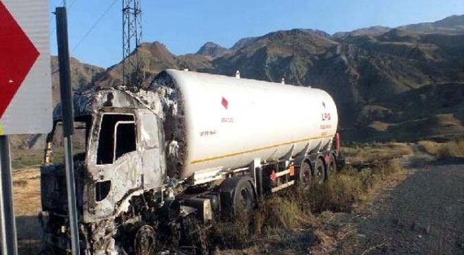 PKK&#039;nın kamyon yaktığı karayolu 26 saat sonra açıldı