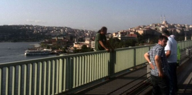Haliç Köprüsü&#039;nde intihar girişimi! 