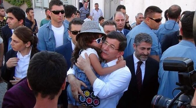 Başbakan Davutoğlu çocukları sevindirdi