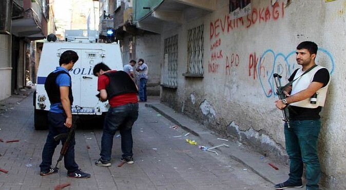 Diyarbakır&#039;da sokak ortasında cinayet 
