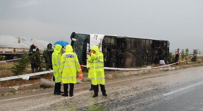 Burdur&#039;da yolcu otobüsü devrildi: 1 ölü, 14 yaralı