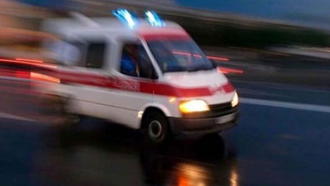 Antalya&#039;da otomobil yoldan çıktı: 2 yaralı