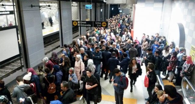 Bursa’da metro arızalandı, metrelerce kuyruk oluştu
