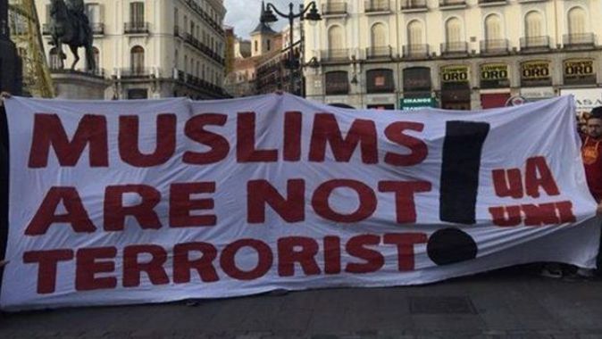 Madrid&#039;de &quot;Müslümanlar terörist değildir&quot; pankartı