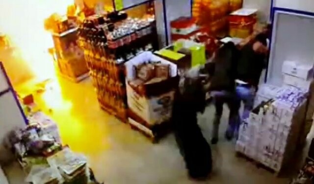 Mersin&#039;de bir grup terörist müşteri dolu markete bomba attı!