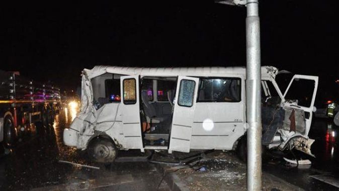 Öğrencilerin bulunduğu minibüs TIR&#039;la çarpıştı: 16 yaralı
