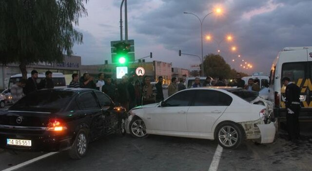 Adana&#039;da 7 araç birbirine girdi: 9 yaralı
