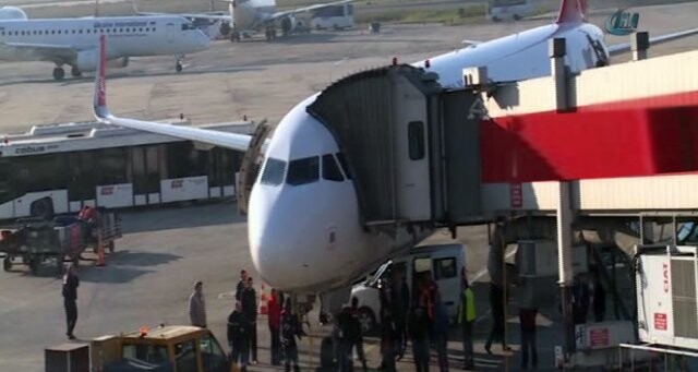 Atatürk Havalimanı&#039;nda araba uçağa çarptı!