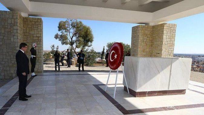 Başbakan Davutoğlu KKTC&#039;de Denktaş ile Küçük&#039;ün mezarlarını ziyaret etti