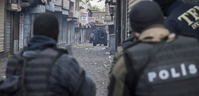 Diyarbakır&#039;da çatışma: 2 polis yaralı!