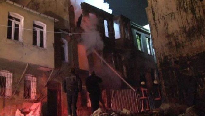 İstanbul Fatih&#039;te korkutan yangın!