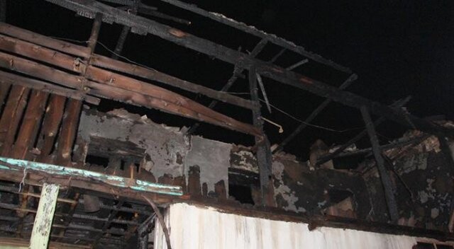 İzmir&#039;de ahşam ev yandı: 1 ölü