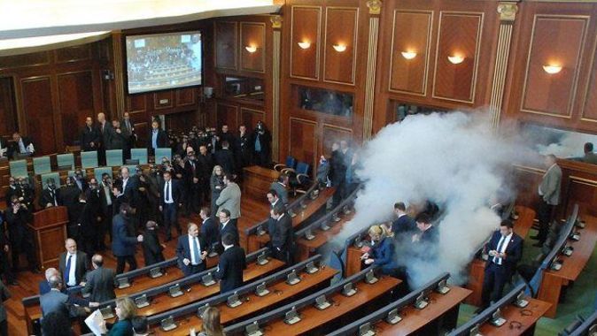 Kosova&#039;da mecliste gaz bombası kullanan vekiller gözaltına alındı