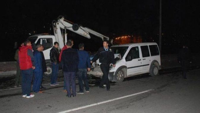 Polis otosu minibüse çarptı, 2 polis yaralandı