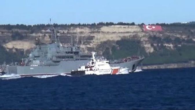 Rus askeri gemisi Çanakkale Boğazı&#039;ndan geçti