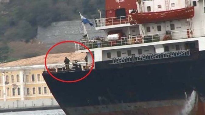 Rus askeri kargo gemisi Boğaz&#039;dan böyle geçti
