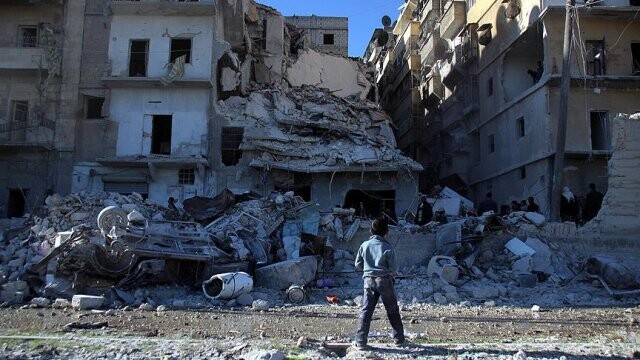 Rus savaş uçakları Halep&#039;te okul vurdu: 14 ölü, 20 yaralı