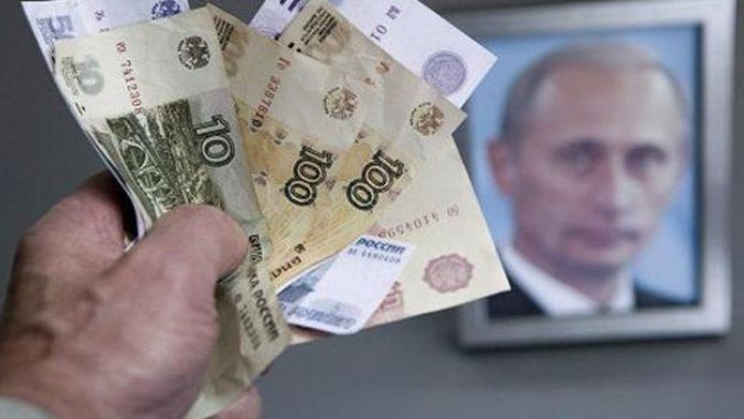 Rusya’da dolar ruble karşısında rekor kırmaya devam ediyor