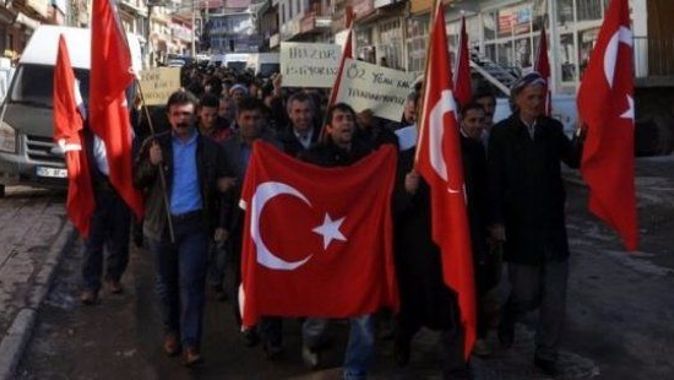Şırnak&#039;ta PKK&#039;ya karşı Türk bayraklı protesto