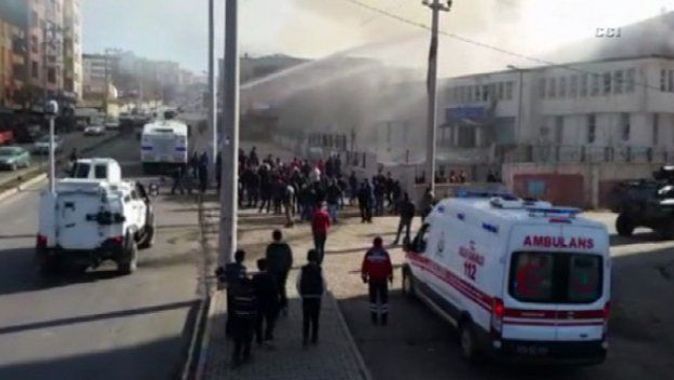 Teröristler Şırnak&#039;ta çocukların bulunduğu kültür merkezini ateşe verdi
