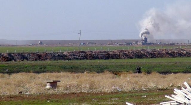 Türk askerlerinin sınırda hendek kazma çalışmaları devam ediyor