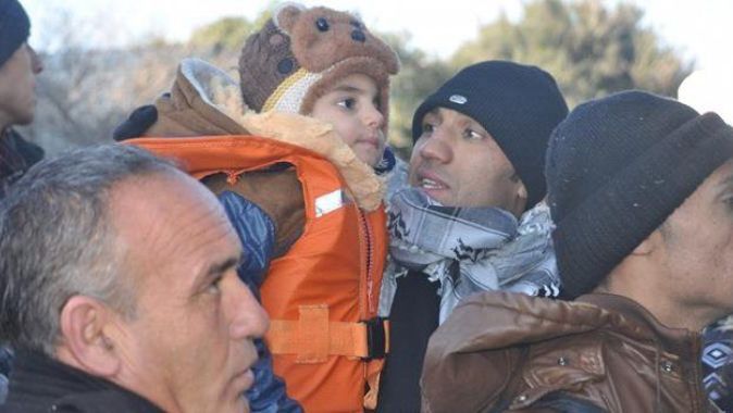 42 mülteci donmak üzereyken kurtarıldı