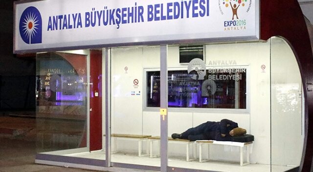 Antalya Büyükşehir Belediyesi&#039;nin &quot;bimekan&quot; durakları evsizlere sığınak oldu