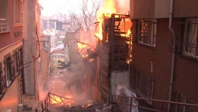 Beyoğlu’nda korkutan yangın! Bir mahalle sokağa döküldü