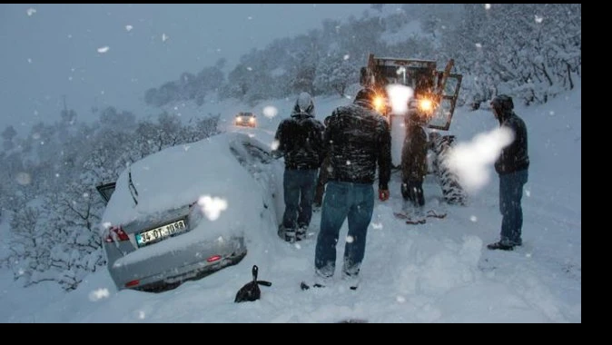 Bingöl&#039;de karda mahsur kalan 6 kişi kurtarıldı