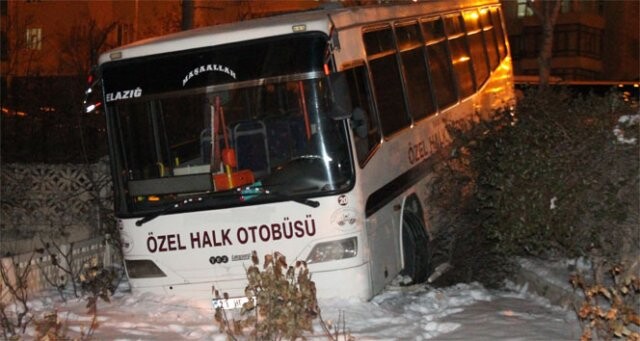 Buzlu yolda kayan otobüs, bahçe duvarına çarptı