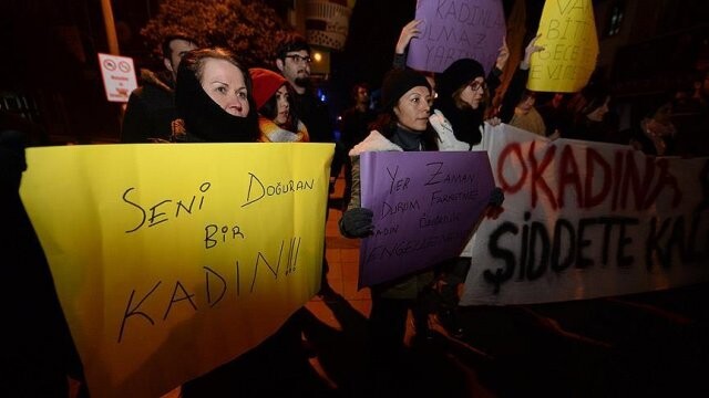 CHP&#039;li bir grup tecavüz ve kadın cinayetlerini protesto etti