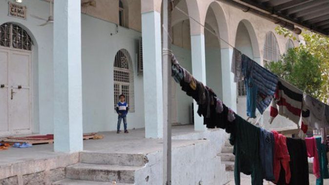 Cizre’de çatışmalar sürüyor, bazı aileler camiye sığındı