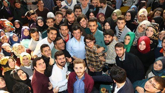 Davutoğlu&#039;ndan üniversite öğrencilerine kredi ve burs mesajı