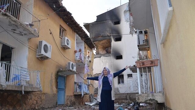 Diyarbakır&#039;daki saldırıda evleri zarar gören vatandaşlar tepki gösterdi