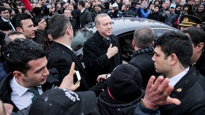 Erdoğan&#039;ı aracından indiren sevgi gösterisi