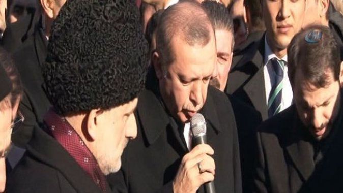 Erdoğan, Karakaya&#039;nın mezarı başında Kur&#039;an-ı Kerim okudu
