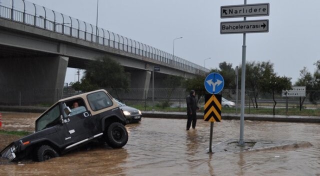 Fırtına ve yağmur İzmir&#039;i vurdu