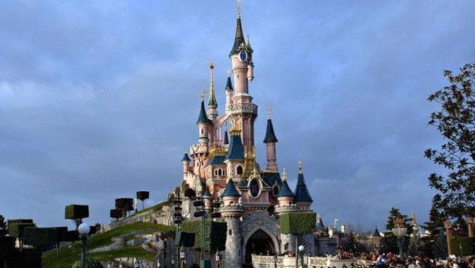 Fransa&#039;daki Disneyland&#039;de terör şüphesi