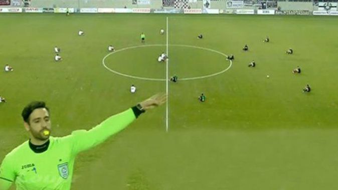 Futbol maçında mülteciler için 2 dakikalık oturma eylemi