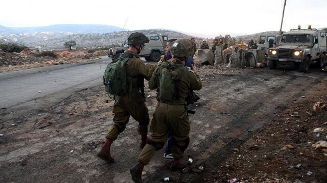 İsrail Batı Şeria&#039;da 15 Filistinliyi gözaltına aldı