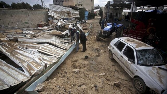 İsrail Gazze&#039;de tarım araçlarını vurdu