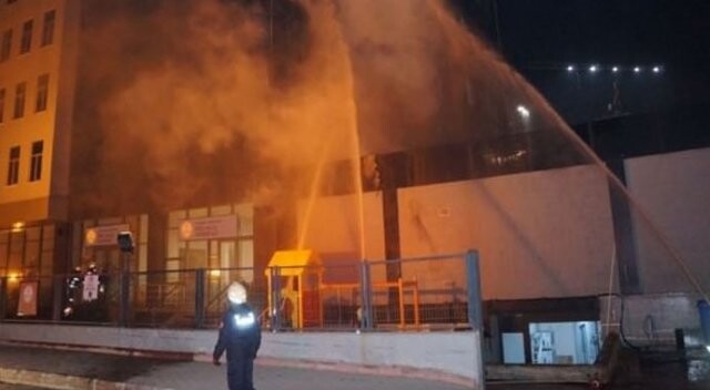 İstanbul&#039;da korkutan fabrika yangını