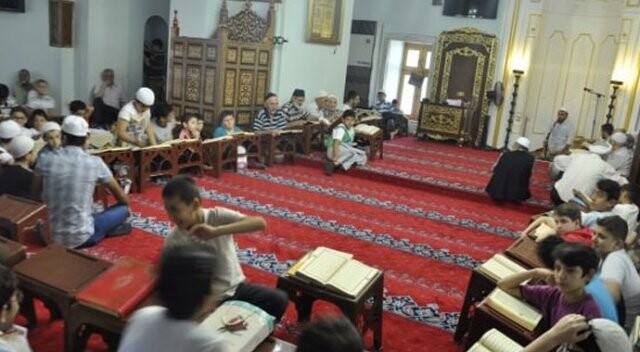 İstanbul&#039;daki 2 bin Suriyeli camilerde eğitiliyor