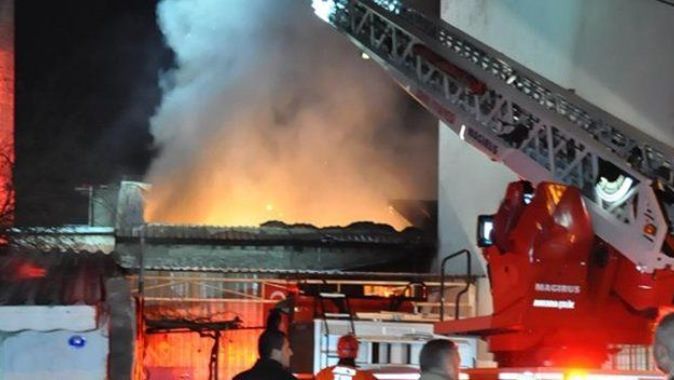 İzmir&#039;de korkutan fabrika yangını
