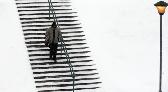 Kar yağışı Sırbıstan&#039;da hayatı felç etti